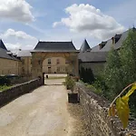 3 Avec Piscine Au Chateau De Holiday home Charbogne