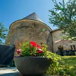 3 Avec Piscine Au Chateau De Holiday home *